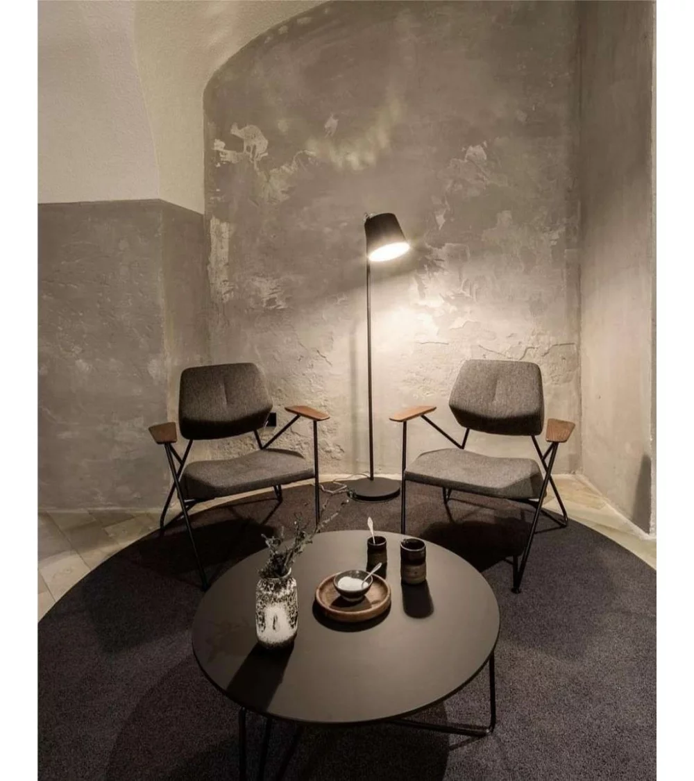 Sessel im modernen Design POLYGON - PROSTORIA grauer Stoff, schwarzes Gestell, Holzarmlehnen