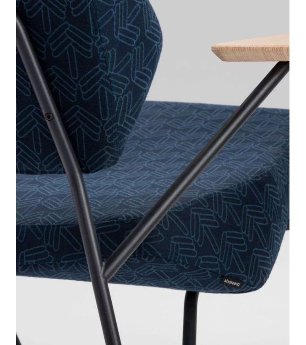 Hedendaagse design fauteuil POLYGON - PROSTORIA zwarte stof, zwarte basis, houten armleuningen