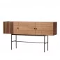Design houten dressoir met drie deuren ARRAY - WOUD Lang Scandinavisch dressoir in walnoot ARRAY - WOUD