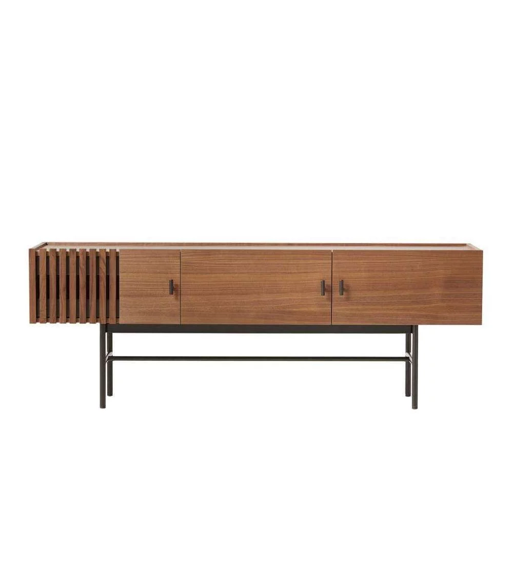Design laag houten dressoir met drie deuren ARRAY - WOUD Laag Scandinavisch lang dressoir in walnoot ARRAY - WOUD