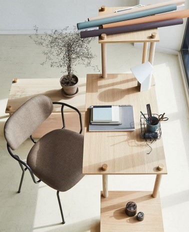 silla de madera con estructura de diseño